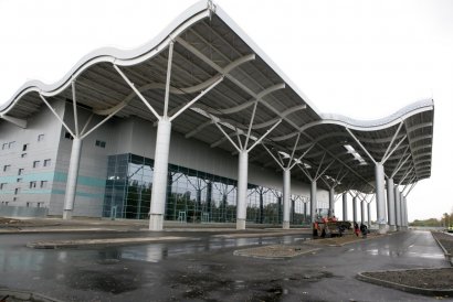 Перед главным входом в новый терминал Международного аэропорта "Одесса" выполнены работы по асфальтированию проездов