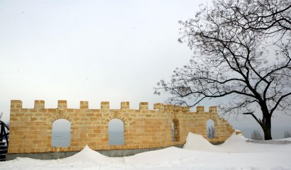 На территории парка им. Шевченко продолжается создание инсталляции подворья средневекового замка