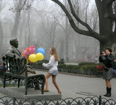 Цветы, шары, улыбки и туман: Одесса празднует 8 марта