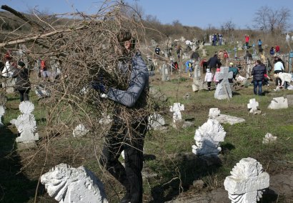 Одесситы приводили в порядок могилы на старейшем казацком кладбище Сотниковской Сечи