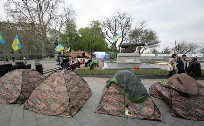 На Думской площади митингующие разбили палатки