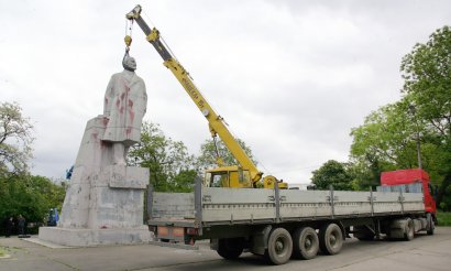 В парке Савицкого - сложный демонтаж памятника Ленину