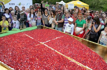 В Одессе испекли самый большой в Украине клубничный торт