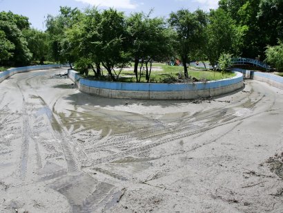 В парке Победы очищают водоем