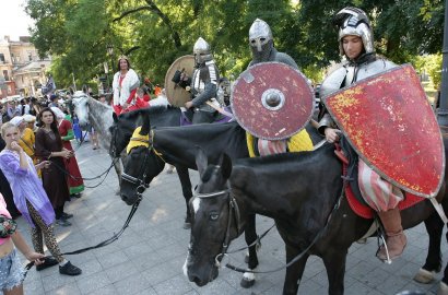 Одесский фестиваль фестивалей открылся парадом с рыцарями, легионерами и динозаврами