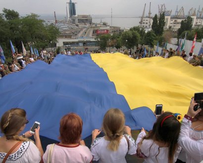 На Потемкинской лестнице развернули 25-метровый флаг Украины