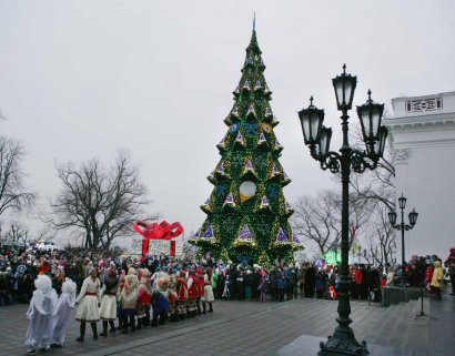 Главная новогодняя елка Одессы зажгла  праздничные огни на Думской площади
