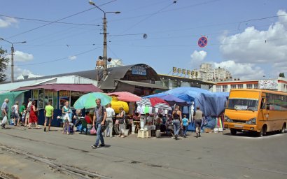 Проезжая часть возле "Привоза" вновь переполнена торгующими