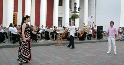 Одесский академический театр музыкальной комедии открывает новый театральный сезон: флешмоб на Думской площади