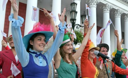 Одесский академический театр музыкальной комедии открывает новый театральный сезон: флешмоб на Думской площади