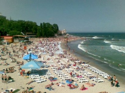 Курортный сезон в Одессе: жара и мягко "не рекомендованные" пляжные процедуры