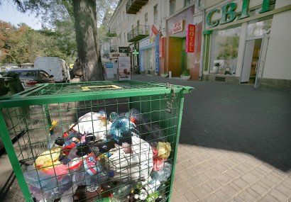 Одесситов учат выбрасывать мусор цивилизованно (фото)