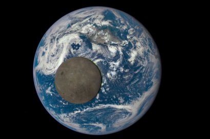 Обратная сторона Луны на фоне Земли