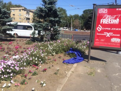 В Одессе неизвестные люди в балаклавах разгромили палатки Оппозиционного блока (фото)