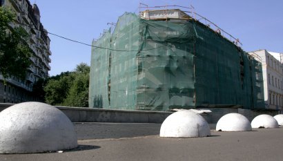 Начался ремонт фасада Дома Поммера на Сабанеевом мосту