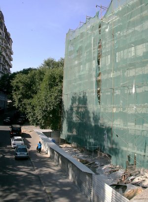 Начался ремонт фасада Дома Поммера на Сабанеевом мосту
