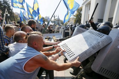 Народные депутаты и политические партии во вчерашнем противостоянии в Киеве сражались не столько за территориальную целостность Украины, сколько за своих избирателей, - эксперт