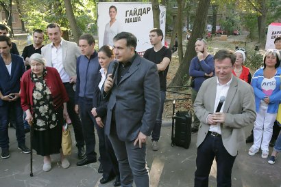 Команда Михеила Саакашвили организовала альтернативную встречу с собой. И со «случайными» шашлычками (фото)