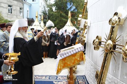 Митрополит Агафангел освятил надкупольные кресты для женского монастыря