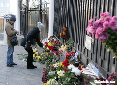 Одесситы несут цветы к Генеральному Консульству РФ в Одессе