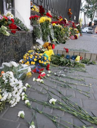 Одесситы несут цветы и свечи к консульству Российской Федерации в память о погибших в авиакатастрофе россиянах