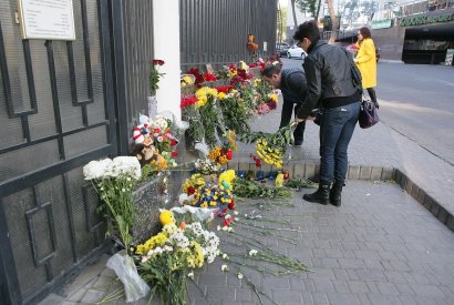 Одесситы несут цветы и свечи к консульству Российской Федерации в память о погибших в авиакатастрофе россиянах