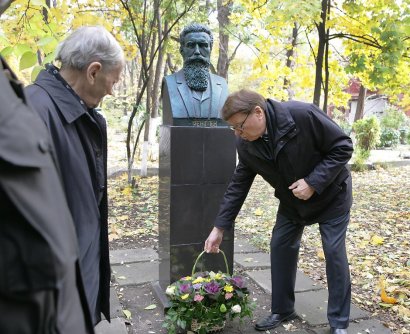 Одесситы возложили цветы к бюсту немецкого физика Рентгена на территории 11 ГКБ