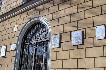 На здании ОНУ установлена памятная доска в честь профессора Уемова