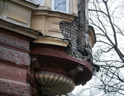 В центре Одессы обвалился фрагмент фасада дома (фото)