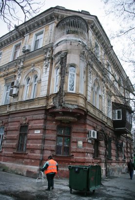 В центре Одессы обвалился фрагмент фасада дома (фото)