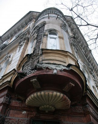 На Екатерининской угол Успенской обвалилась часть фасада дома