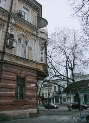 На Екатерининской угол Успенской обвалилась часть фасада дома