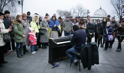 У памятника Дюку дал концерт "пианист-экстремист"