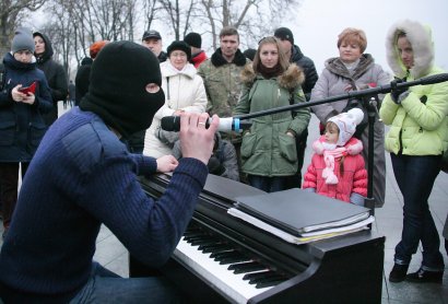 У памятника Дюку дал концерт "пианист-экстремист"