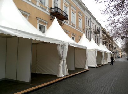На Приморском бульваре устанавливают новогодние шатры (фото)
