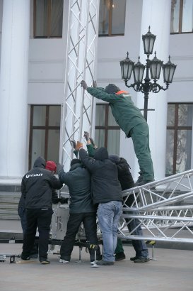 На Приморском бульваре устанавливают сцену и согреваются горячим глинтвейном (фото)