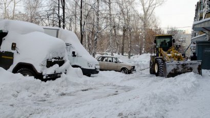 Припаркованные на обочинах автомобили ждет штрафплощадка