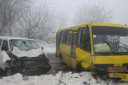 В Котовске на скользкой дороге столкнулись автомобиль с автобусом (фото) 