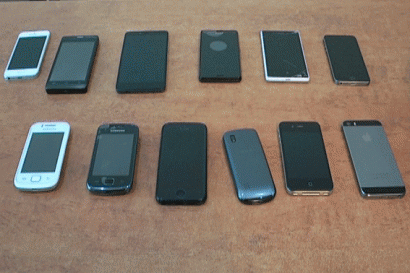 Любитель "крутых" мобильных телефонов следующие 7 лет сможет на них смотреть только по телевизору (фото)