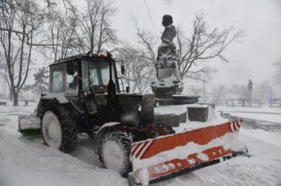 На улицы Одессы выведена вся снегоуборочная техника