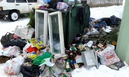 Одесские дворы все еще засыпаны мусором (фото)