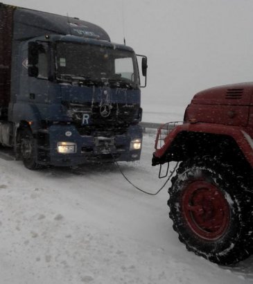 Снег уже не метет, но машины по-прежнему попадают в снежные ловушки