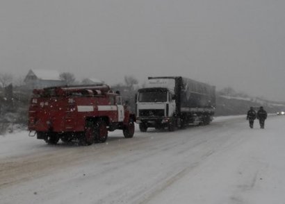 Из снежных ловушек спасатели извлекли еще четыре автомобиля