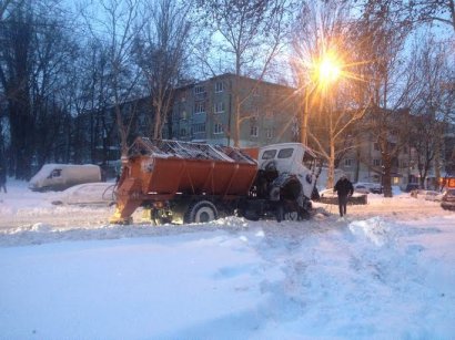 Работа по уборке городских улиц от снега началась почти одновременно со снегопадом