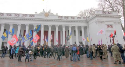 Одесские активисты пикетировали здание мэрии, где проходила сессия Одесского горсовета