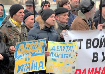 Одесские активисты пикетировали здание мэрии, где проходила сессия Одесского горсовета