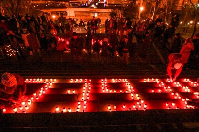 Одесситы на Потемкинской лестнице зажгли свечи в память о Небесной сотне
