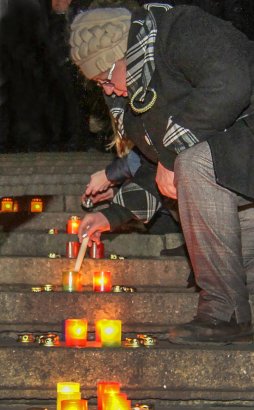 Одесситы на Потемкинской лестнице зажгли свечи в память о Небесной сотне
