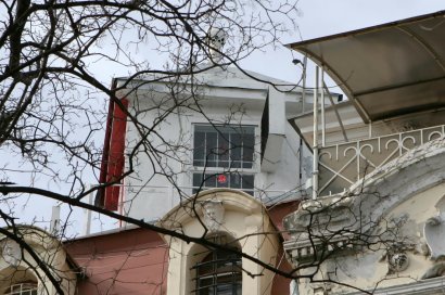 Что за фонарь круглосуточно горит в башне на улице Преображенской? (фото)