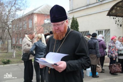 Пока они жгут и громят, другие помогают нуждающимся (фото)